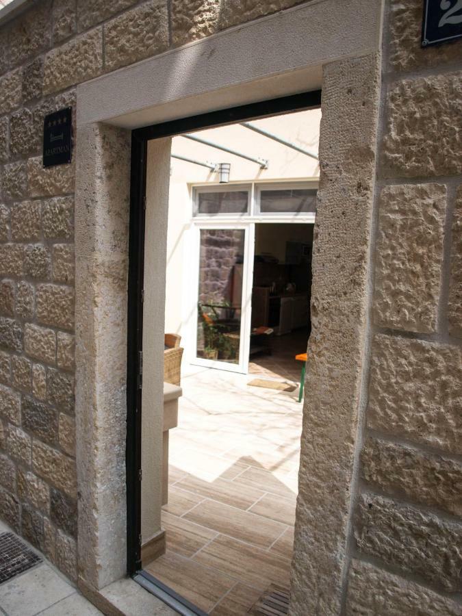 House Nataniel In Omis Near Sea Lägenhet Exteriör bild
